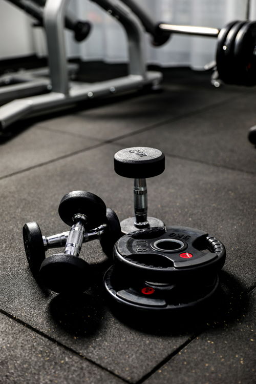 靜與力的美學(xué) 一對(duì)舉重啞鈴的視覺(jué)敘事